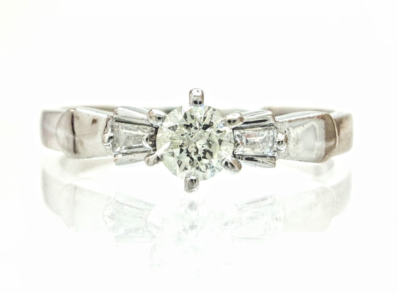 Elegant 14K White Gold Diamond Ring 3